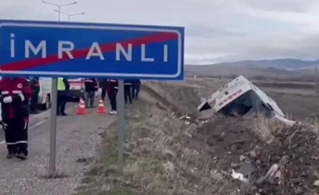 Sivas'ta otobüs devrildi: 2 ölü, 23 yaralı