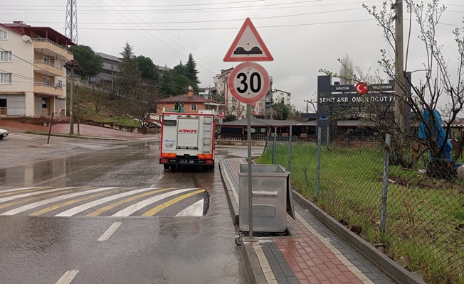 Trafik ve yol levhalarının onarımı yapılıyor