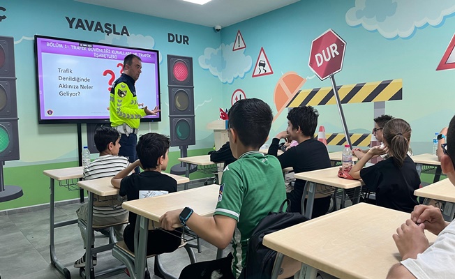 Trafik kurallarını eğlenerek öğrendiler