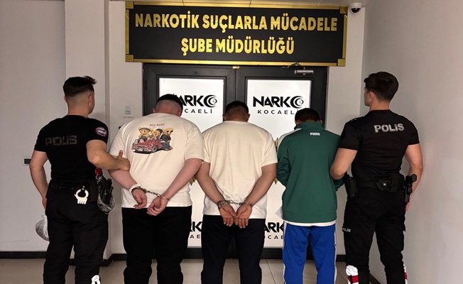Yunus ekiplerinin durdurduğu araçtan silah ve uyuşturucu çıktı! Yunus ekiplerinin durdurduğu araçtan silah ve uyuşturucu çıktı!