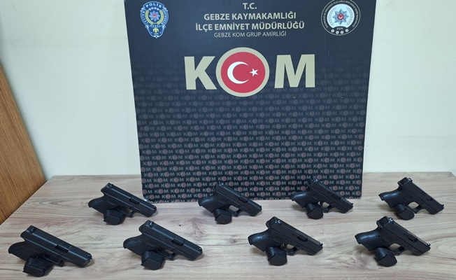 Çayırova'da durdurulan araçta 8 adet silah çıktı! Çayırova'da durdurulan araçta 8 adet silah çıktı!