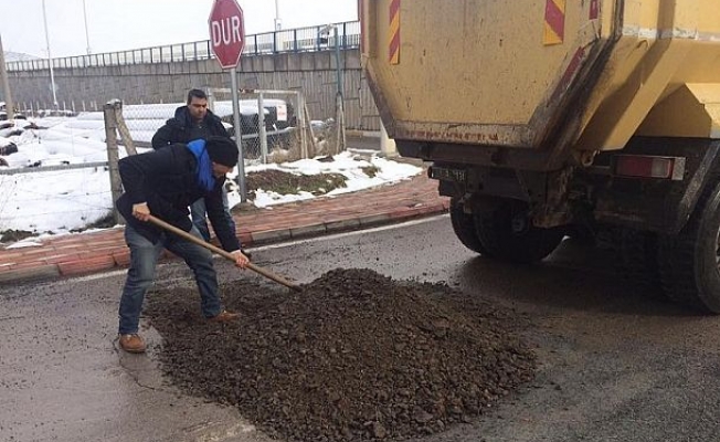 Körfez Belediyesi Yollara Bakım Yapıyor