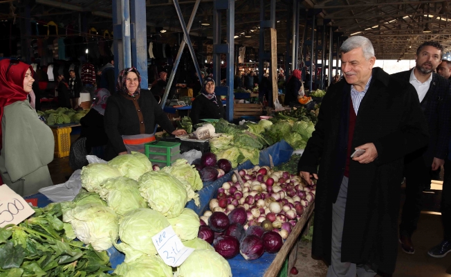 Başkan Karaosmanoğlu, her Çarşamba Kandıra'da yapılan köylü pazarını gezdi, evinin alışverişini yaptı.