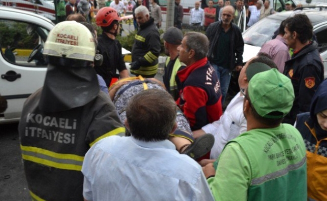 Karamürsel'de İki Otomobil Çarpıştı: 3 Yaralı