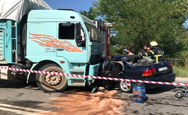 Kocaeli'nin İzmit ilçesinde  Otomobille Kamyon Çarpıştı: 1 Ölü