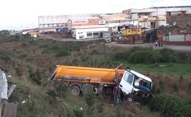 Direksiyon hakimiyetini kaybeden kamyon şarampole devrildi