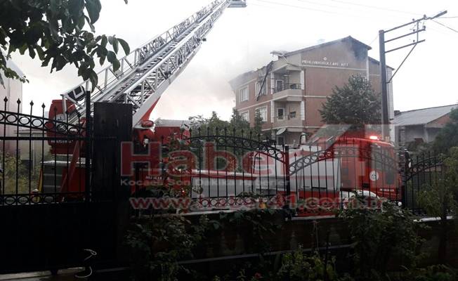 Gebze'de evin çatısına yıldırım düştü