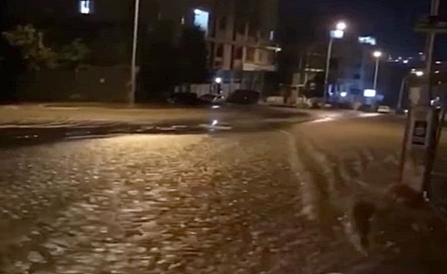 Gebze'de İSU ana şebeke su hattı patladı !Evleri su bastı