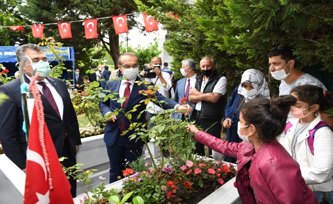 Vali Yavuz, Bağçeşme Namazgah Şehitliği ile Polis Şehitliğini Ziyaret Etti