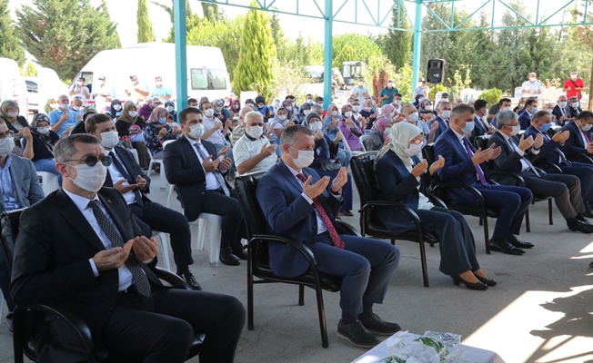 Bakan Selçuk Deprem Şehitliğini ziyaret etti