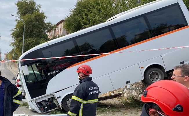 Freni patlayan servis midibüsü elektrik direğini devirdi