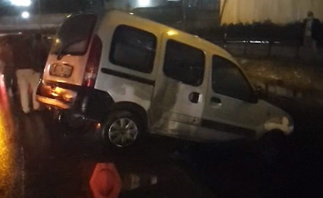 Kaza yapan araçtan dökülen malzemeler başka kazaya sebep oldu!
