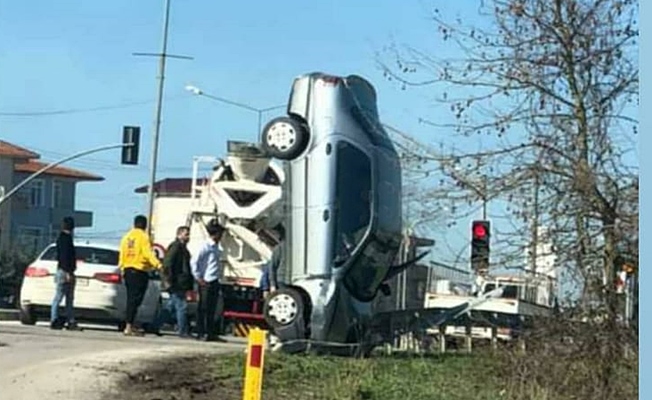 Kaza yapan araç bariyerde dik kaldı!