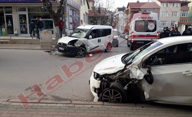 Servis yolunda iki araç kafa kafaya çarpıştı:2 yaralı