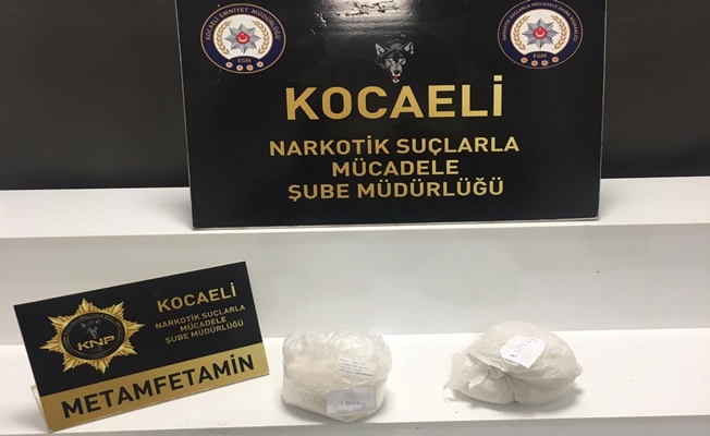 Kocaeli'de durdurulan bir araçta 2 kilo uyuşturucu ele geçirildi