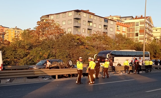 Gebze D-100 Karayolu'nda takla atan araçta bulunan 4 kişi yaralandı.