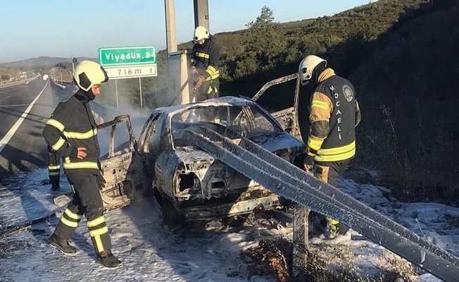 Kuzey Marmara Otoyolu'nda araç bariyerlere saplandı: 3 yaralı