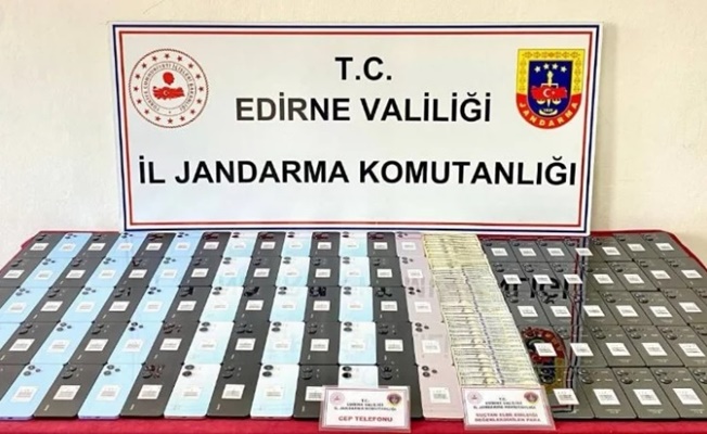 Edirne'de gümrük kaçağı cep telefonu ve dolar ele geçirildi!