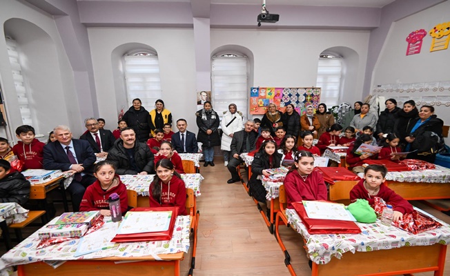 Vali İlhami Aktaş yarıyıl karnelerini dağıttı