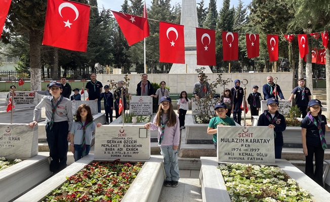 İLKÇEV izcileri Gebze Sehitliği'ni ziyaret etti