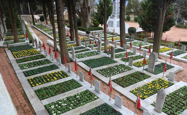 Şehitlikler, "18 Mart Çanakkale Zaferi" için hazırlandı