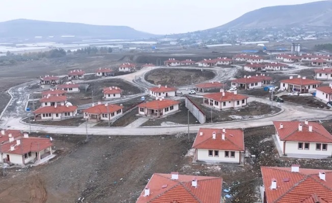 Deprem bölgesinde köy evleri teslim ediliyor