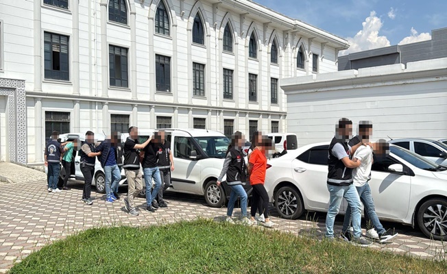 İzmit'te Sokak Ortasında Kanlı Pusu:4 Kişi Tutuklandı, 1 Kişi Ağır Yaralı