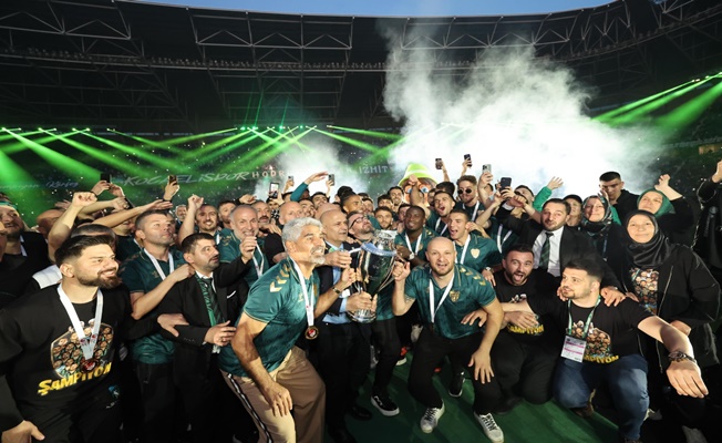Kocaelispor şampiyonluk kupasını kaldırdı