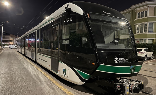 9. tramvay raylara indi, son araç yolda