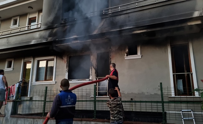 Yalova Çiftlikköy’de Gece Saatlerinde Yangın: Mahsur Kalanlar Kurtarıldı