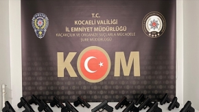 Kocaeli#039;de durdurulan araçta zulalanmış 17 tabanca ele geçirildi!