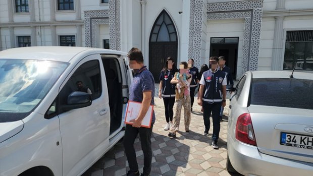 Hırsızlık zanlıları kucağında bebekle tutuklandı