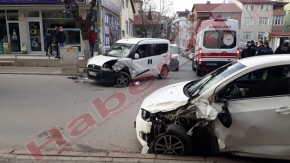 Servis yolunda iki araç kafa kafaya çarpıştı:2 yaralı